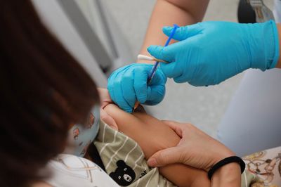 國產四價腦膜炎球菌多糖結合疫苗在深圳羅湖為3月齡寶寶完成首針接種